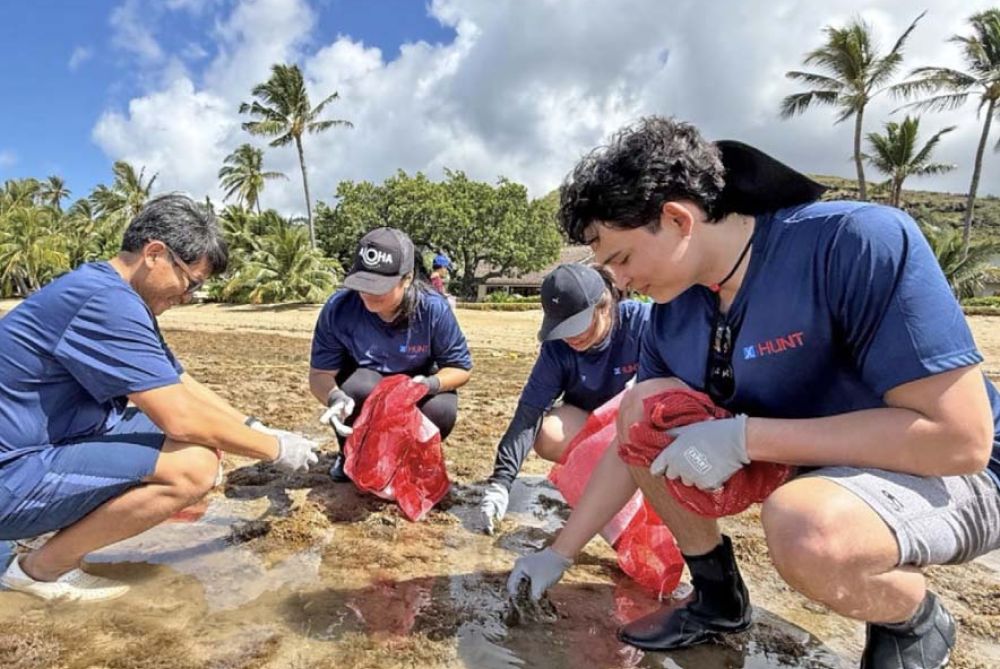 Hunt Companies Hawai'i Team Helps Conserve Maunalua Bay in East Honolulu